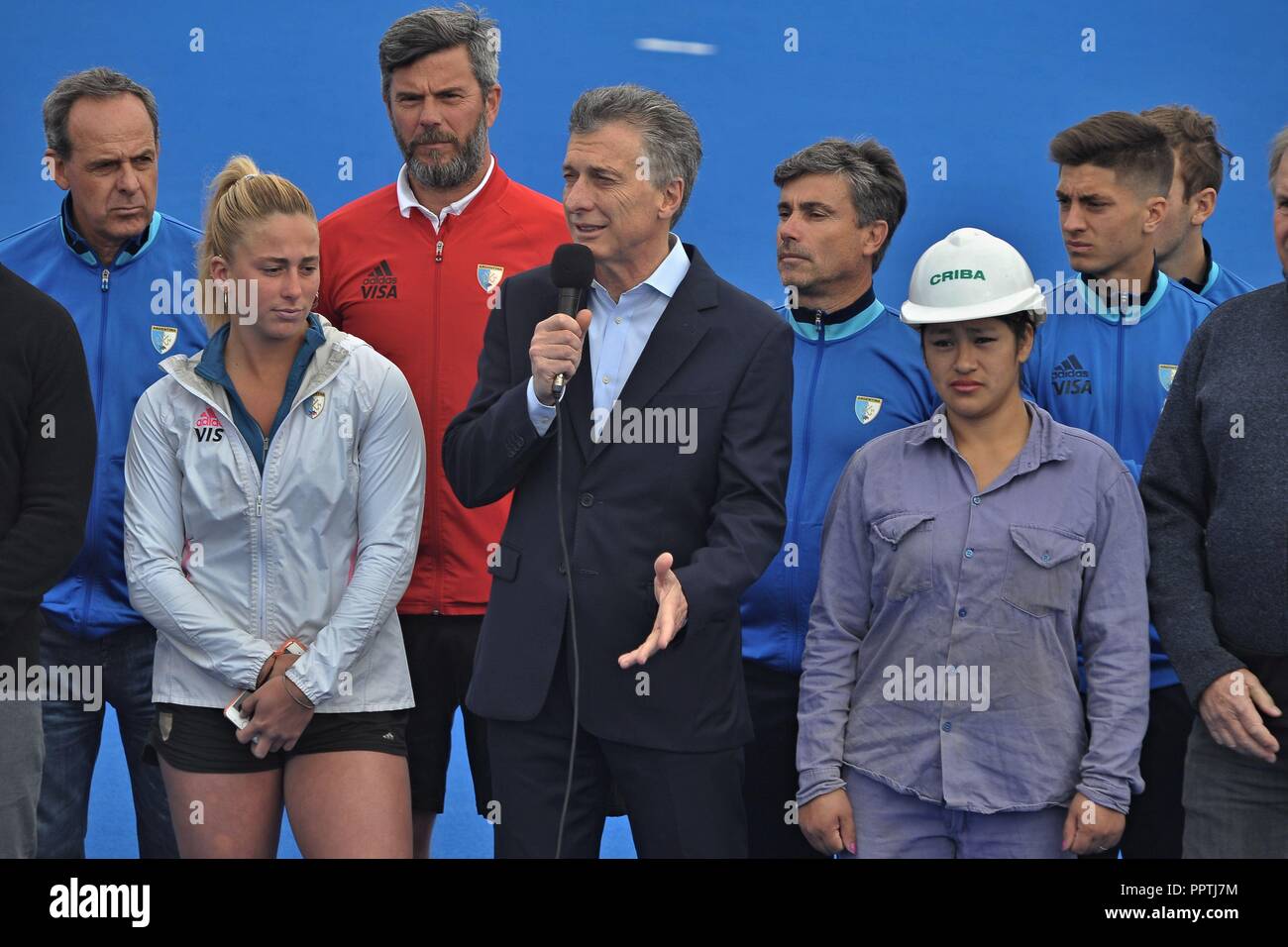 Buenos Aires, Buenos Aires, Argentina. 27 Sep, 2018. Rodeado por athetes, trabajadores y funcionarios públicos, el Presidente Mauricio Macri inaugura la Villa Olímpica por delante de la Buenos Aires de 2018 Juegos Olímpicos de la juventud. Crédito: Patricio Murphy/Zuma alambre/Alamy Live News Foto de stock