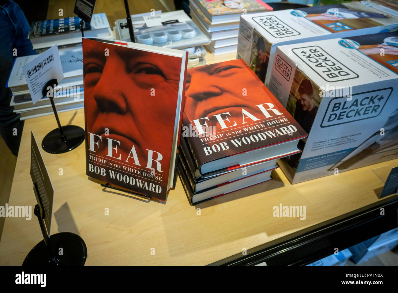 Nueva York, Estados Unidos. El 27 de septiembre de 2018. Bob Woodward  "temor: el triunfo en la Casa Blanca" a la venta en la nueva tienda de  Amazon de 4 estrellas en