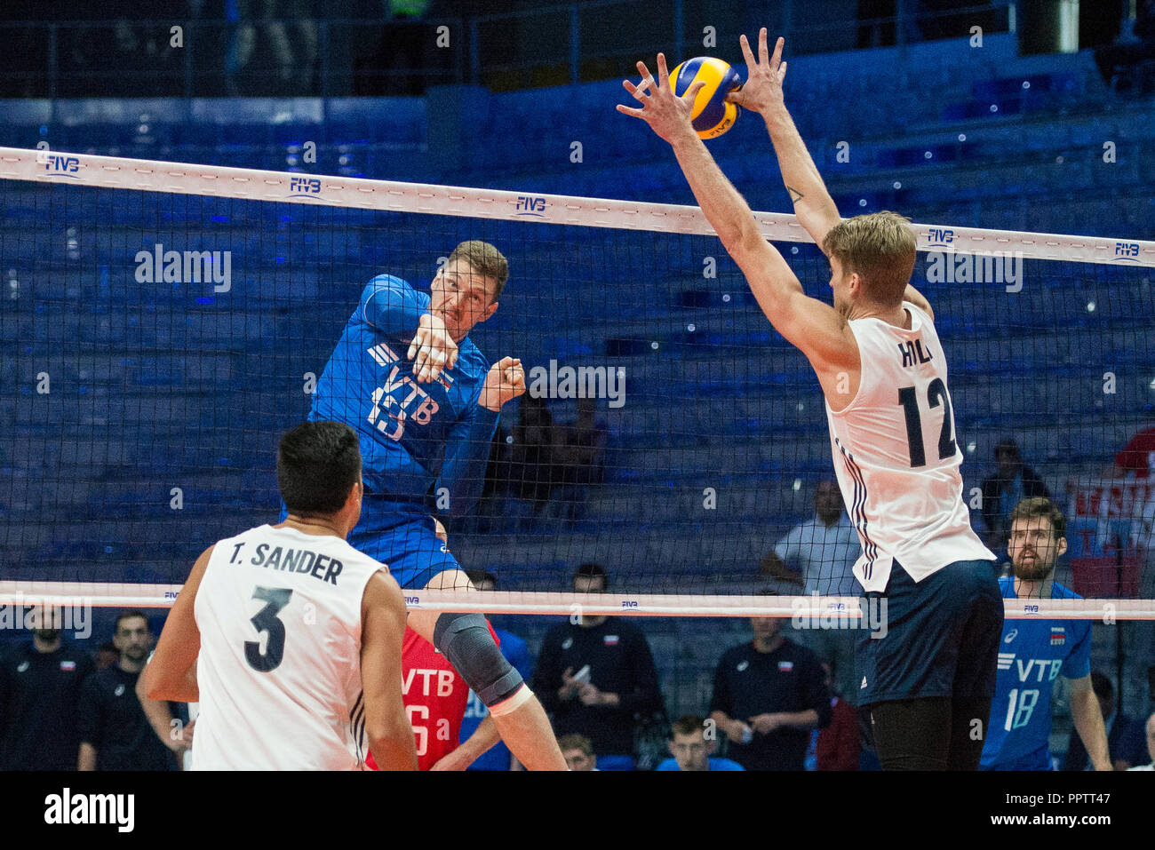 Turín, Piamonte, Italia. 27 Sep, 2018. Los jugadores de Estados Unidos y  Rusia durante la tercera ronda de los EE.UU vs Rusia match para la FIVB  Campeonato Mundial Masculino 2018 Crédito: Stefano