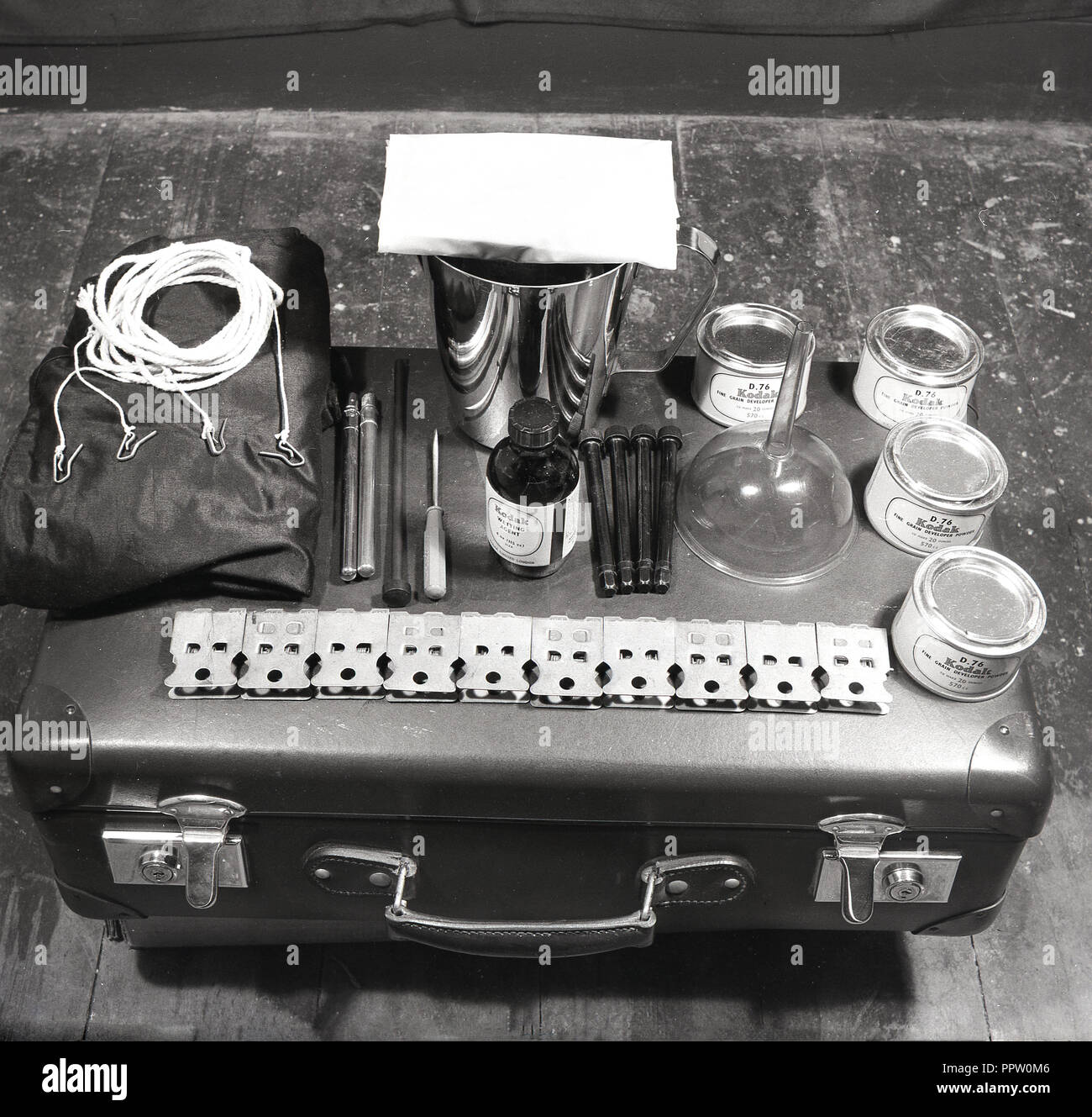 1950, película histórica, la fotografía, la imagen muestra un kit de desarrollo cinematográfico, portátiles, con el equipo necesario, incluido el agente humectante, desarrollador de grano de polvo para elaborar rollos de película. Foto de stock
