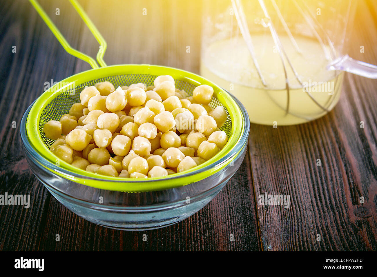 Garbanzo salmuera el agua líquida del drenaje. Vegan Aquafaba