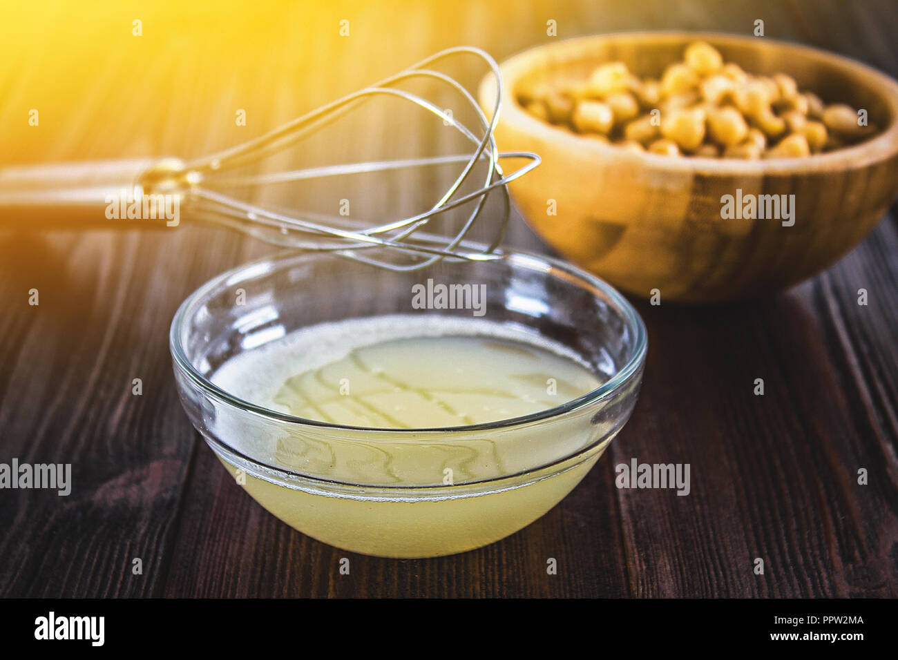 Garbanzo salmuera el agua líquida del drenaje. Vegan Aquafaba