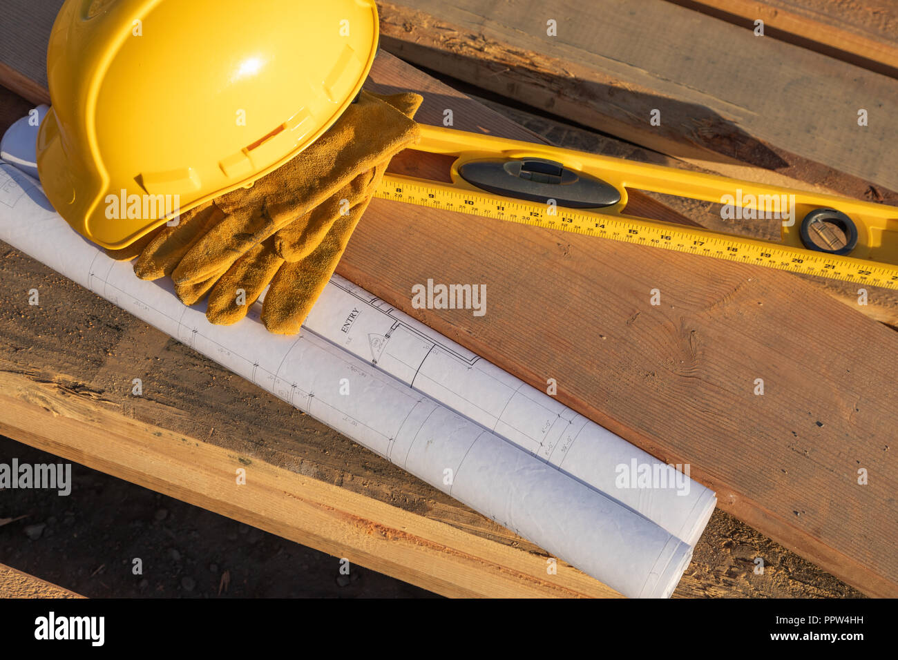 Hombre de negro denim vistiendo usa cinturón de herramientas lleno de  herramientas del carpintero llevando un nivel amarillo, casco y martillo  Fotografía de stock - Alamy