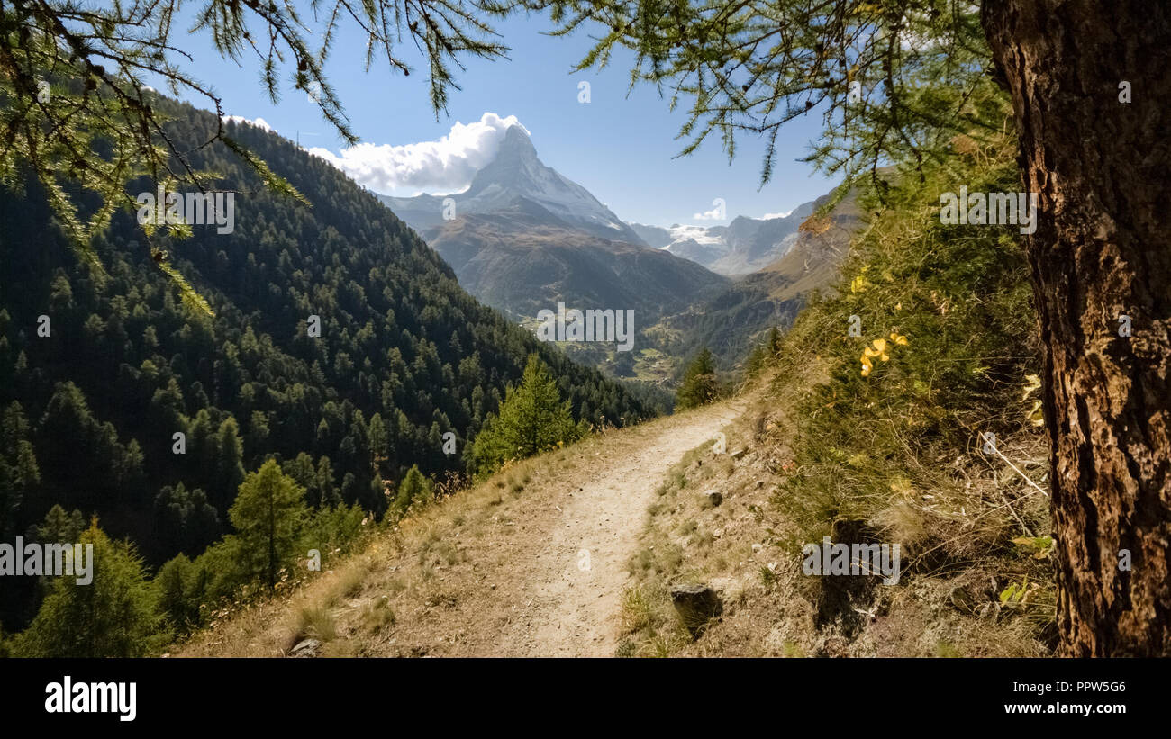 Cuando se camina desde Sunnegga de Zermatt (Valais, Suiza), uno puede disfrutar de unas bonitas vistas del Matterhorn, la montaña más famosa de Suiza Foto de stock
