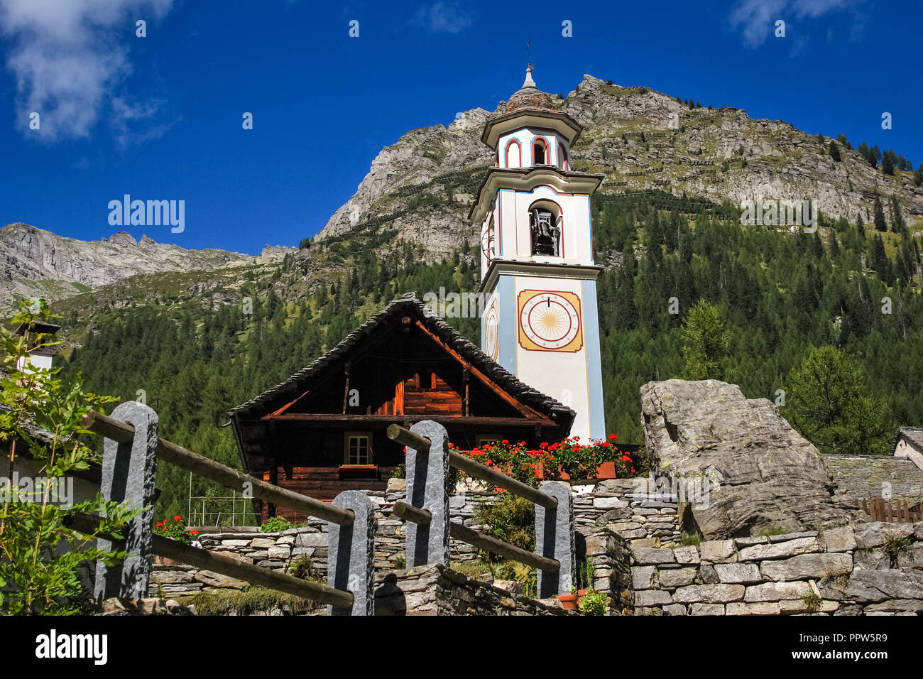 Una vista de la iglesia de la aldea de Bosco Gurin situado en la Val Maggia en Tesino, Suiza. Foto de stock