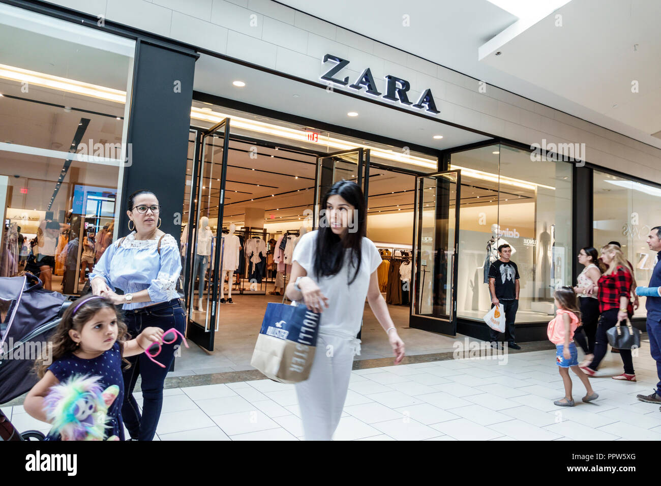 Miami Florida,Kendall,Dadeland mall,Zara,ropa de moda para mujeres,entrada  frontal,visitantes viajes turismo turismo turístico puntos de referencia  cul Fotografía de stock - Alamy