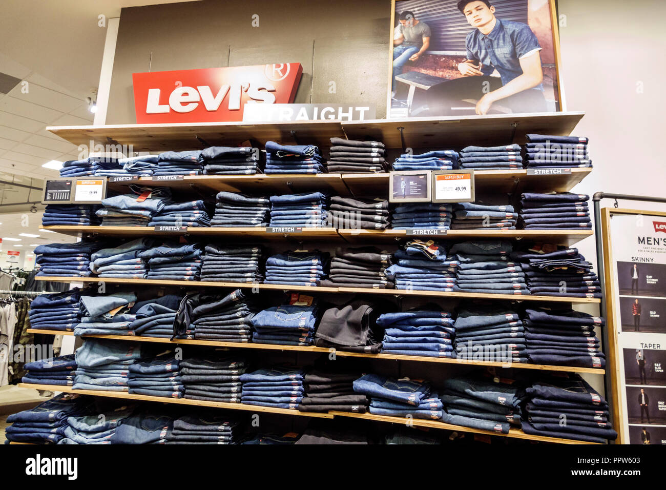 Miami Florida,Kendall,Dadeland mall,Macy's grandes  almacenes,interior,productos venta de la exhibición,Levi's denim  jeans,hombres,visitantes travel tra Fotografía de stock - Alamy