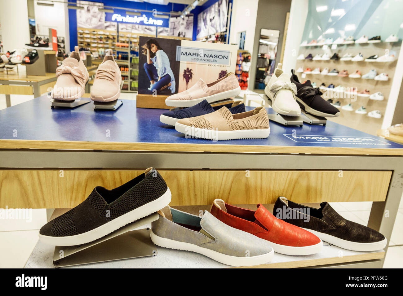 Miami Florida,Kendall,Dadeland mall,Macy's grandes  almacenes,interior,productos venta de la exhibición,Mark Nason zapatos, mujeres,sneakers,visitantes t Fotografía de stock - Alamy