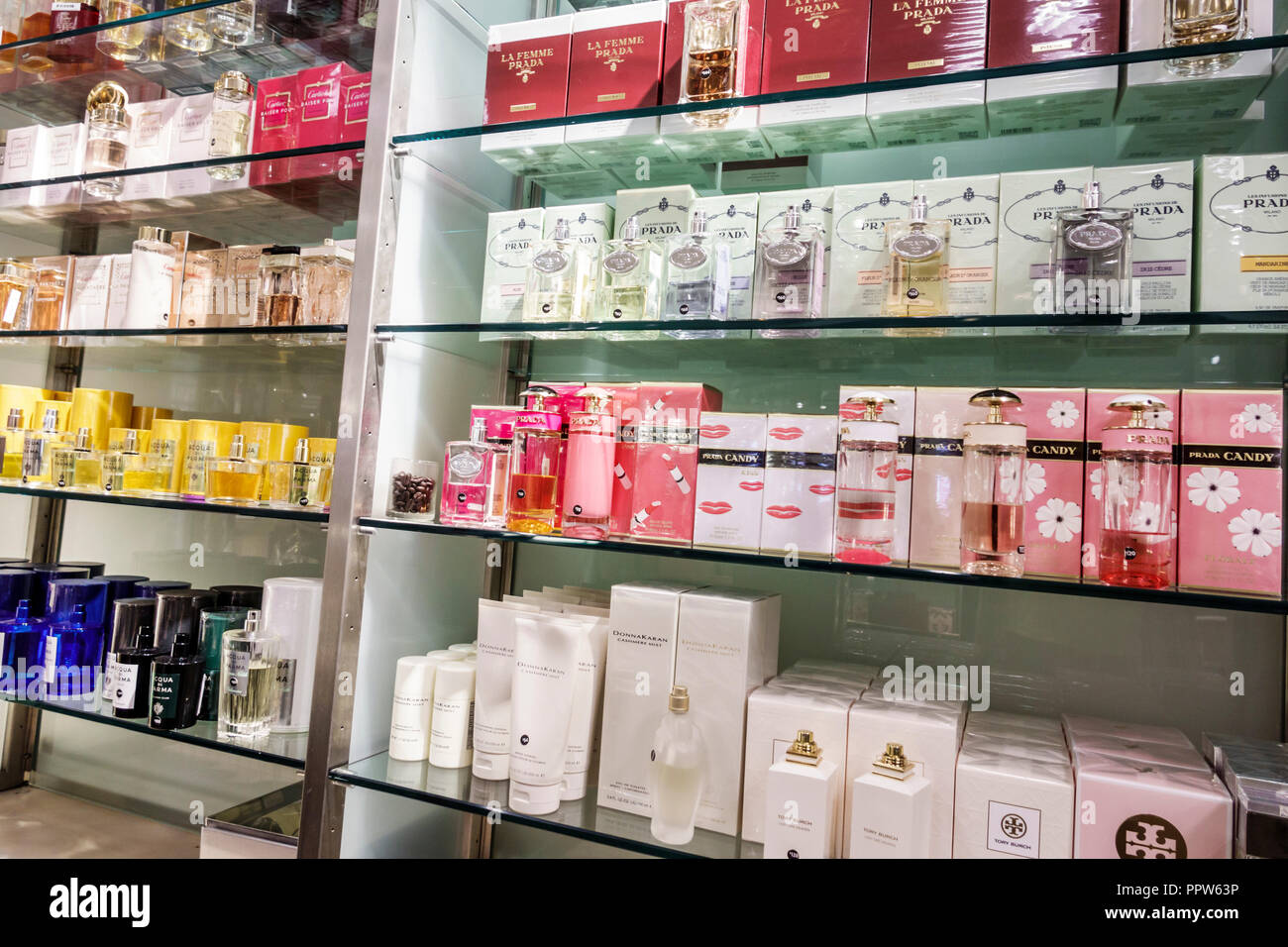 Perfumes shelves fotografías e imágenes de alta resolución - Alamy