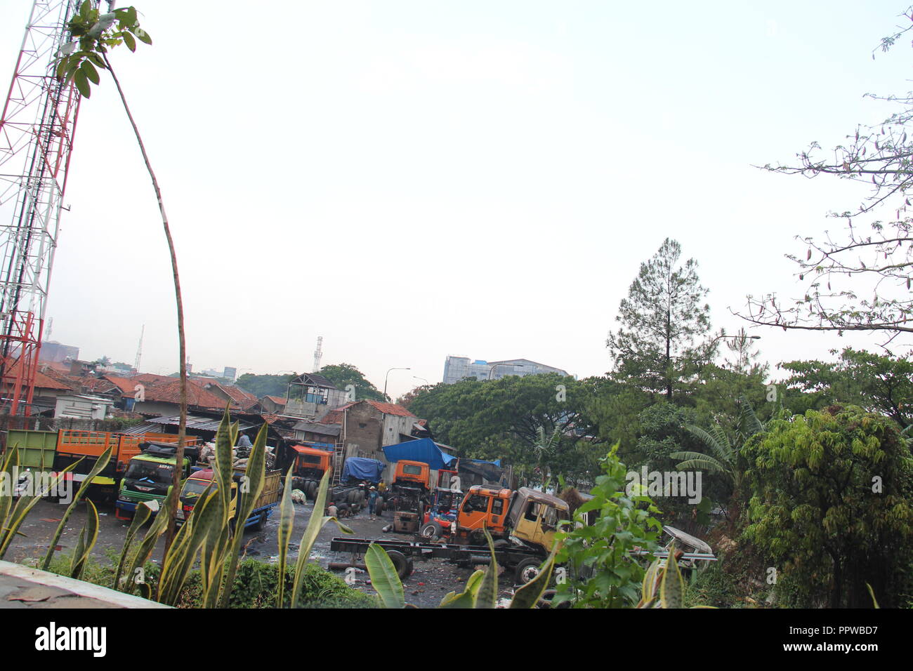 Los conductores de camiones y trabajadores control motor del camión en Bandung, Indonesia, en el sudeste de Asia. Foto de stock