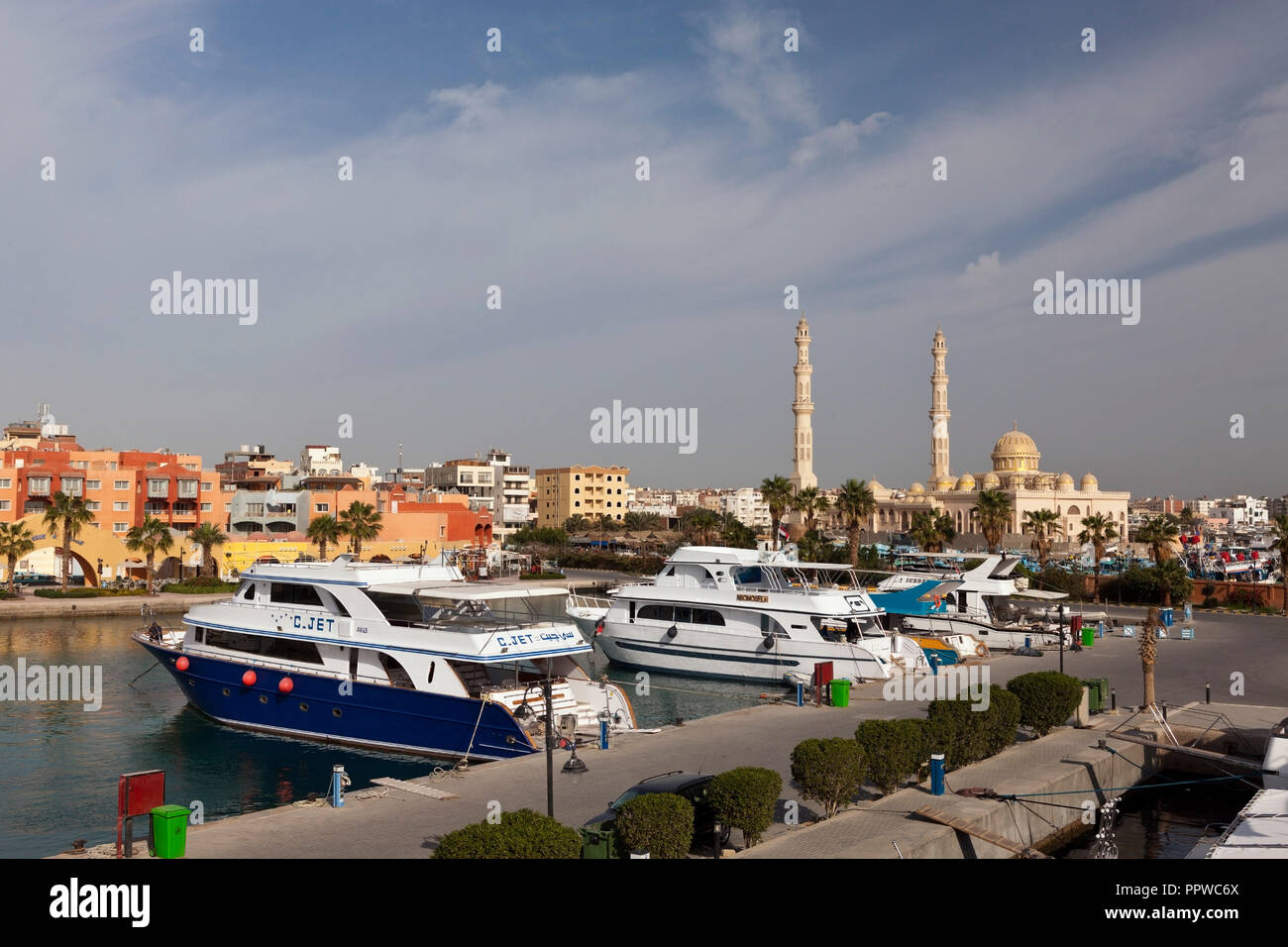 Los barcos de buceo en el puerto deportivo de Hurghada, Mar Rojo, Egipto Foto de stock
