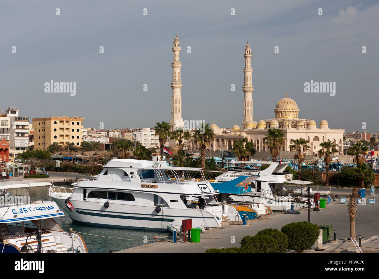 Los barcos de buceo en el puerto deportivo de Hurghada, Mar Rojo, Egipto Foto de stock