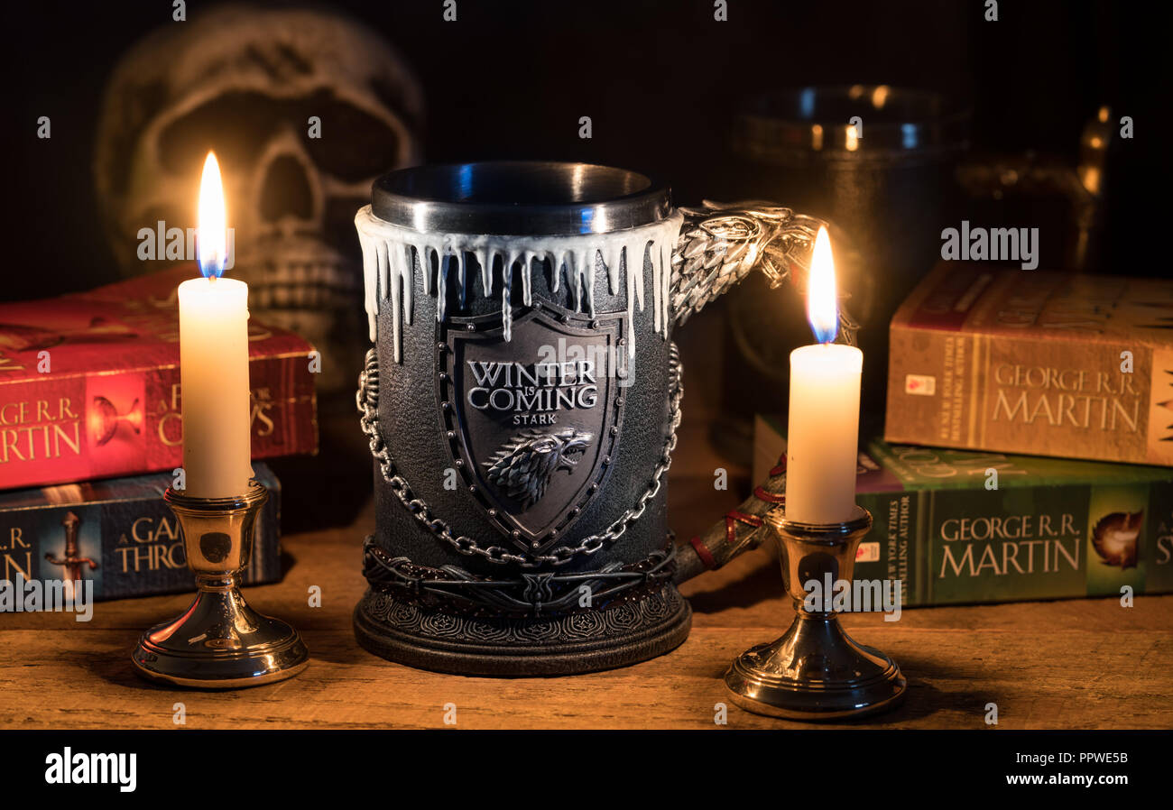 Diario Casa Stark tankard de Juego de Tronos serie iluminado por velas Foto de stock