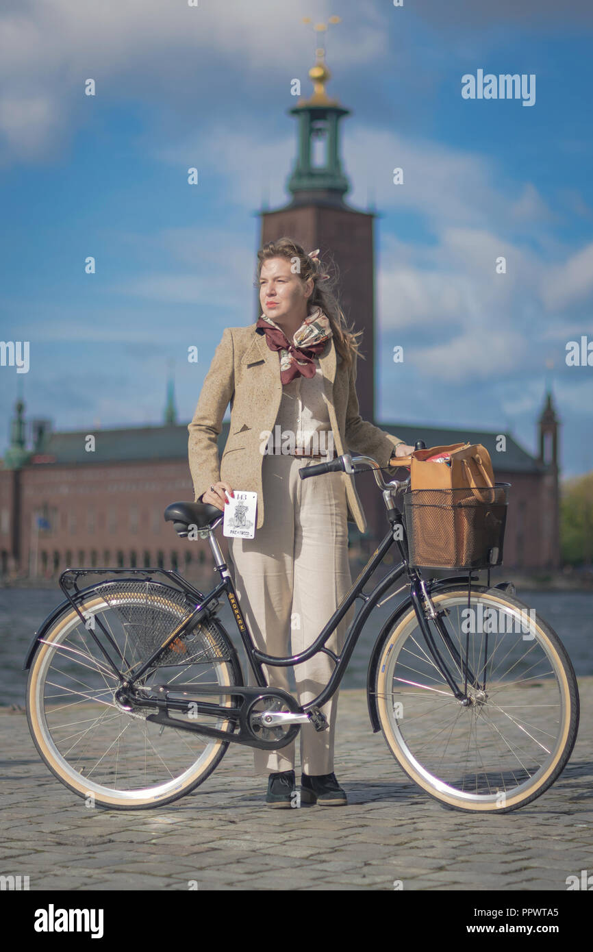 Estocolmo, Suecia, Septiembre 22, 2018: Bicicleta en tweed excursión en  bicicleta con las motos de época y ropa. Antes de comenzar con el telón de  fondo del ayuntamiento Fotografía de stock - Alamy