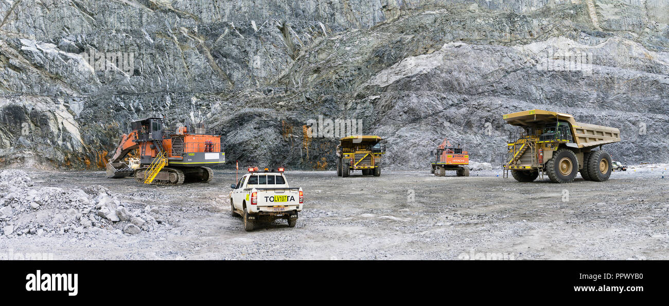 Equipo de movimiento de tierra pesada en el piso de la mina a cielo abierto en el oeste de Australia. Foto de stock