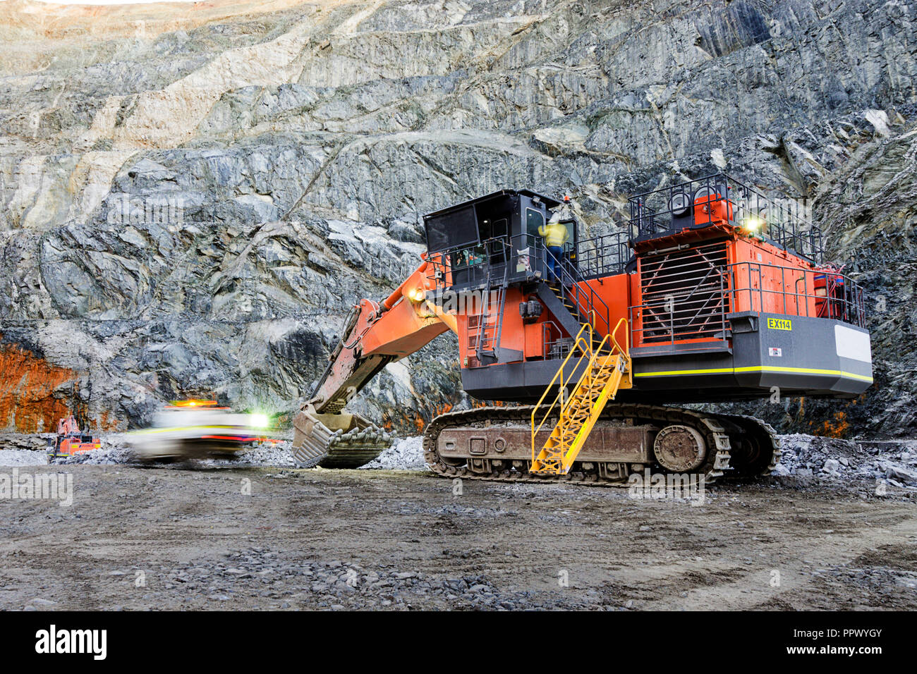 Digger trabajando en el piso de la mina a cielo abierto en el oeste de Australia. Foto de stock