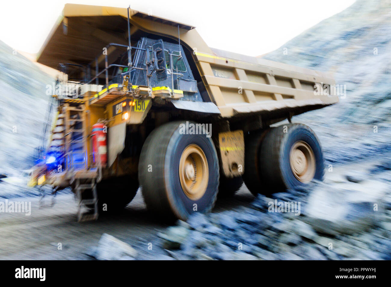 Conducción de camiones de acarreo en el piso de la mina a cielo abierto, en el oeste de Australia Foto de stock