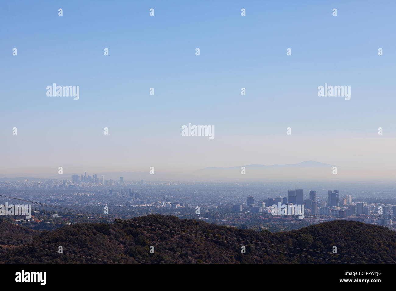 Impresionantes vistas panorámicas de la zona oeste de Los Angeles de Kenter Trail caminata en Brentwood. Con vistas a Santa Monica, Beverly Hills, Hollywood, Culver City con el centro de Los Ángeles en el horizonte. Foto de stock