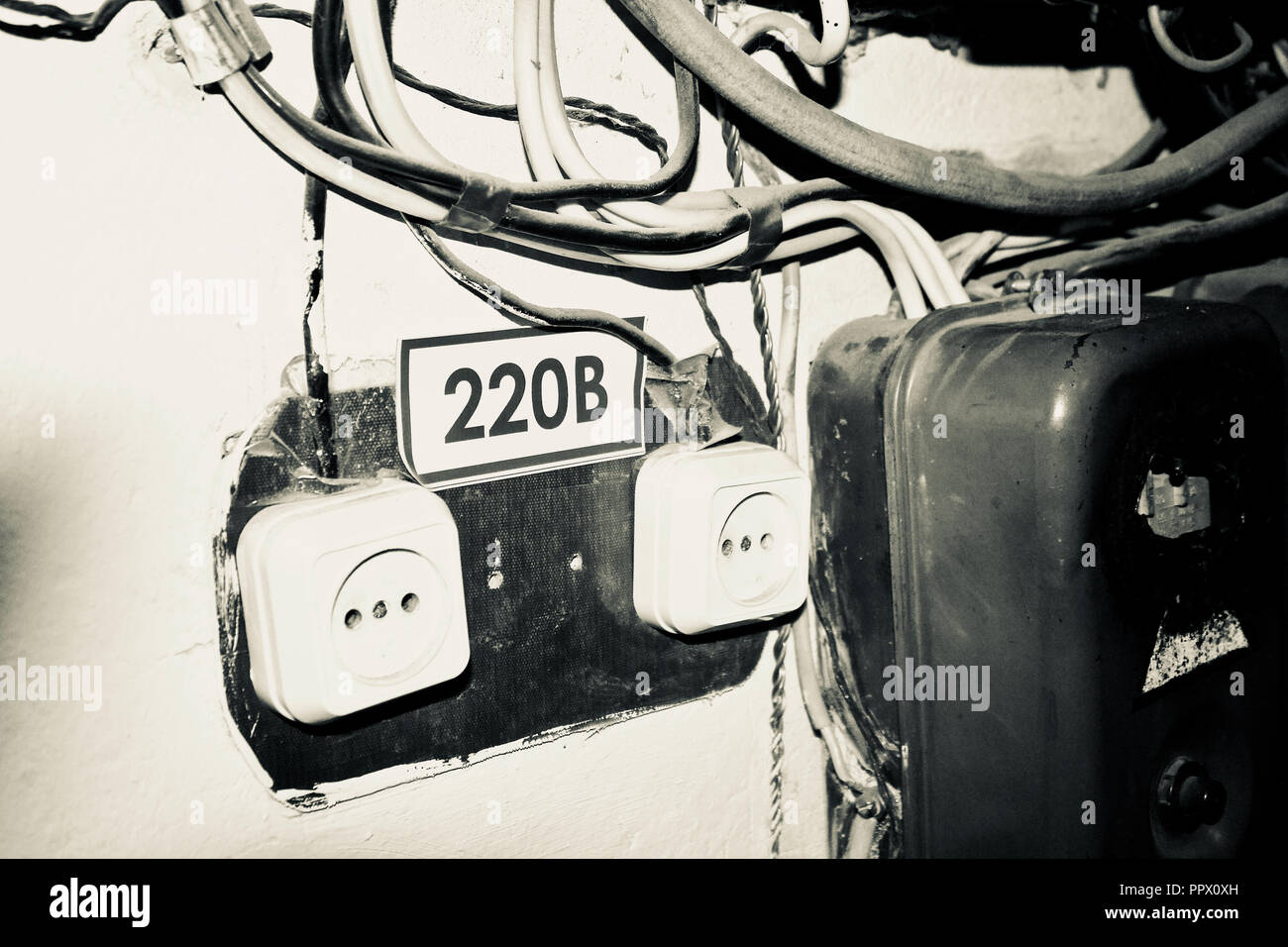 Enchufe E Interruptor De Luz De Retro Foto de stock y más banco de imágenes  de Alambre - Alambre, Analógico, Anticuado - iStock