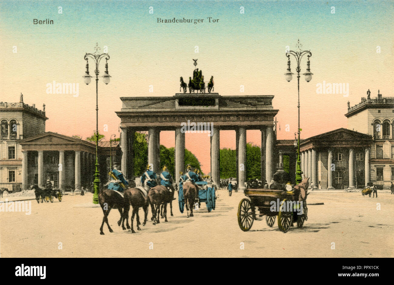 Soldados pickelhaube montando un caballo a través de la Puerta de Brandenburgo en Berlín. Foto de stock