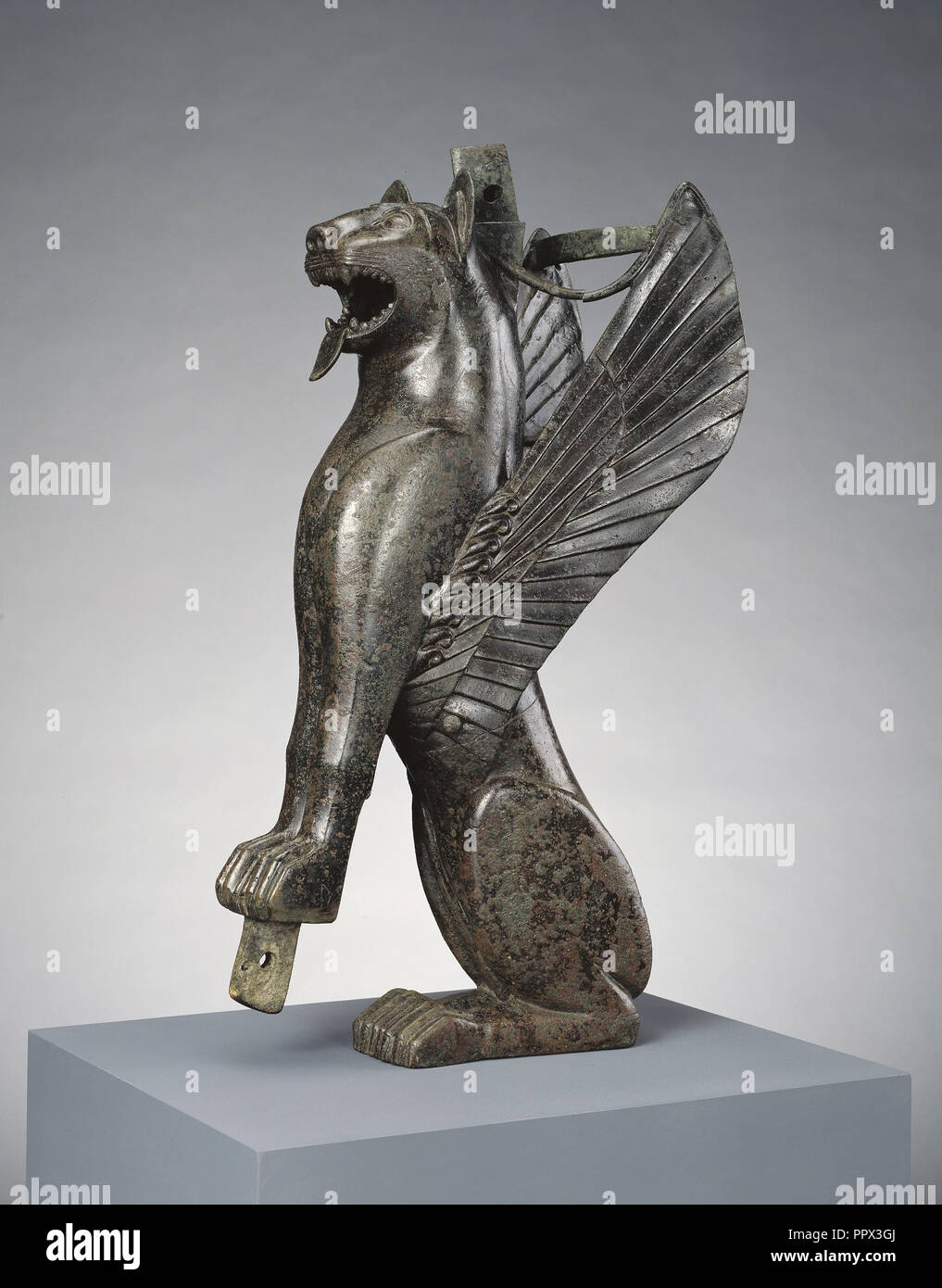 Felino alado; Tartessos, España; 700 - 575 B.C; bronce; 61 × 19,4 × 24 × 33 cm, 7 5,8 × 13 en Foto de stock