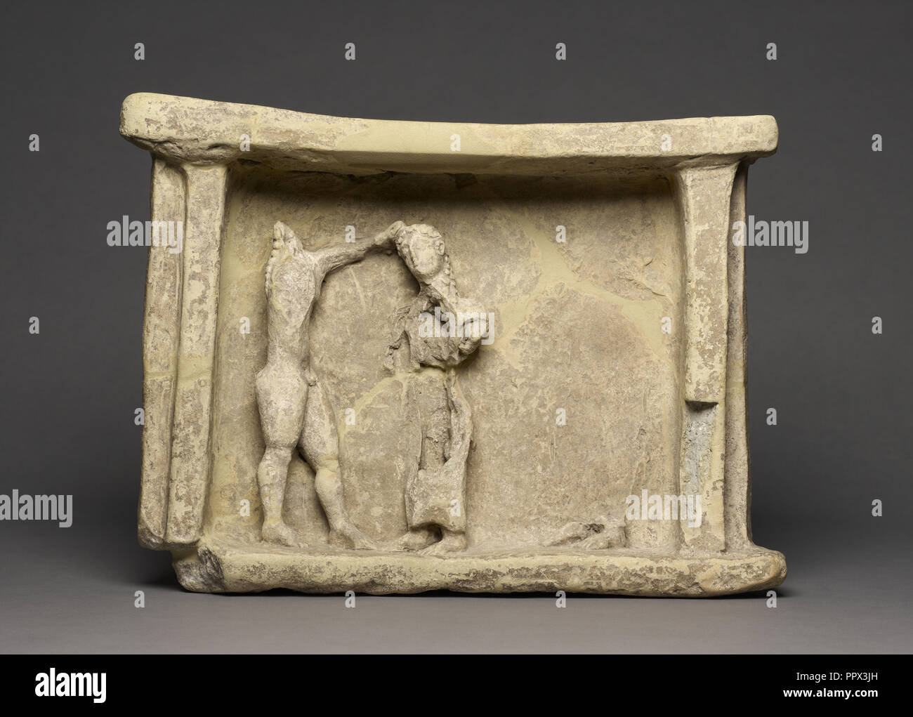 Alivio con Orestes y Clitemnestra; Sicilia, Italia; 550 - 525 B.C; suelos de terracota; 26,4 × 35,5 × 9 cm, 10 3,8 × 14 × 3 9,16 en Foto de stock