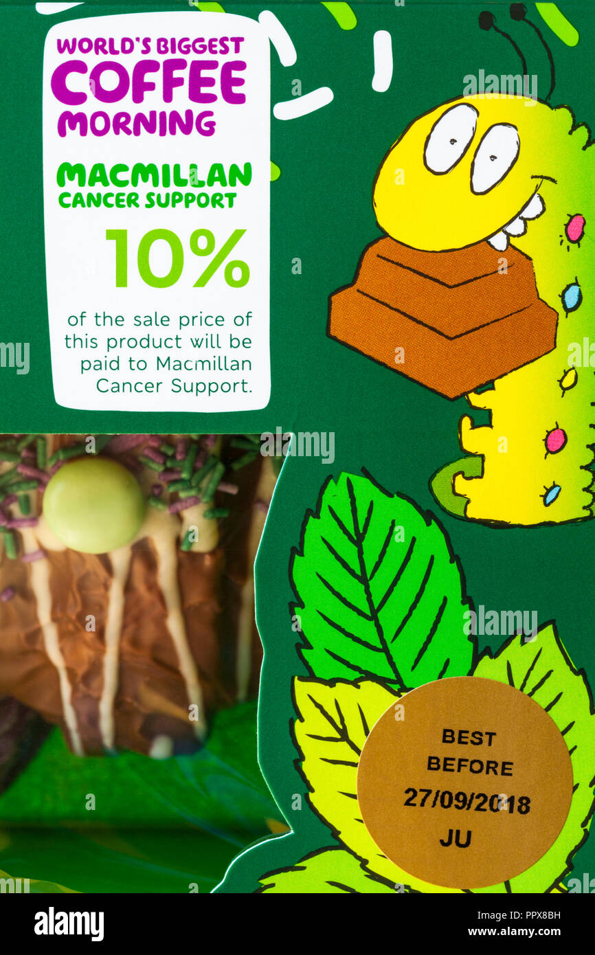 El 10% de apoyo para el cáncer Macmillan en Marks & Spencer Colin la tarta de chocolate de Caterpillar - Mañana de café más grande del mundo. Foto de stock
