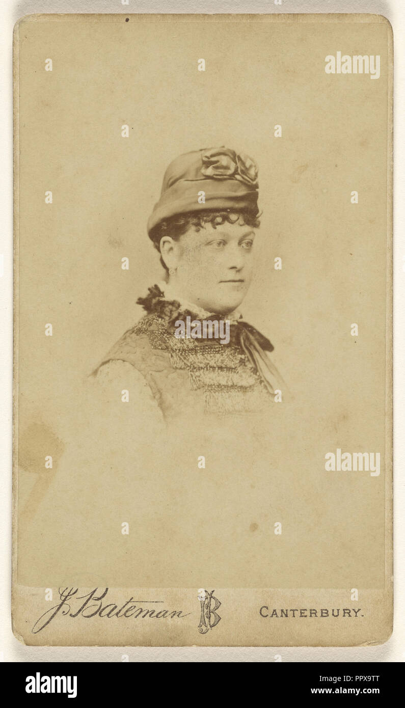 Mujer vistiendo período hat, en viñeta-style; J. Bateman, británicos, active 1860, 1870; Albúmina imprimir plata Foto de stock