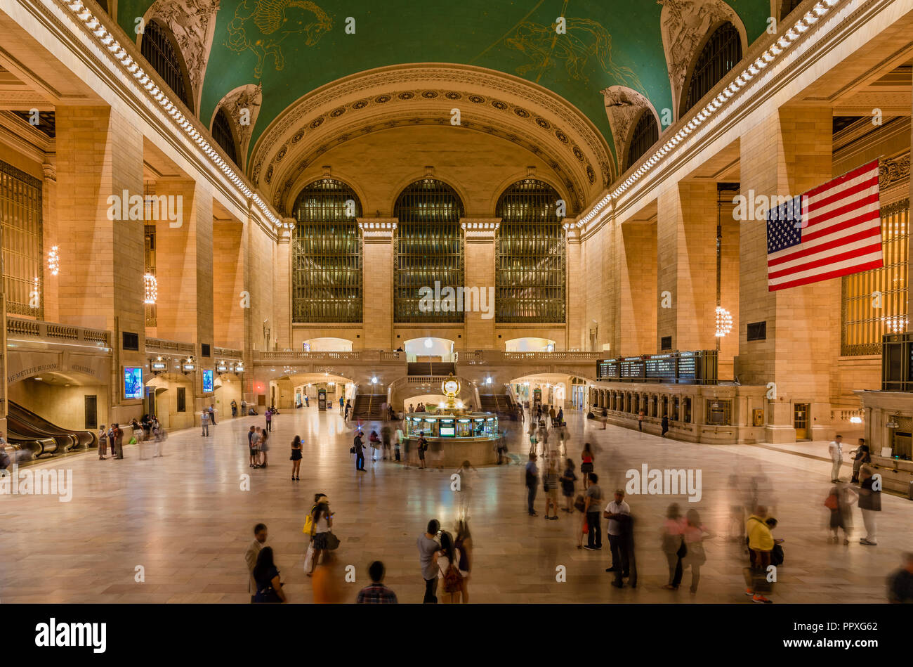 Nueva York, NY / USA - Julio 11, 2014: vista nocturna del vestíbulo principal de la Estación Grand Central, uno de los monumentos más queridos en Manhattan. Foto de stock
