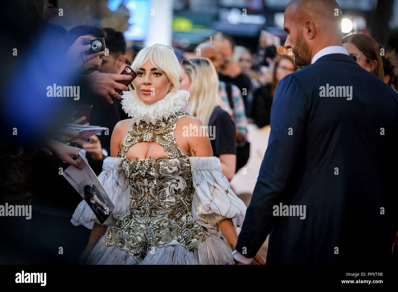 Londres, Reino Unido. 27 de septiembre de 2018. Lady Gaga ha nacido una estrella en el Reino Unido estreno el jueves 27 de septiembre de 2018 celebró en El Vue Cinema, Leicester Square, Londres. Foto: La actriz, Stefani Joanne Angelina Germanotta, Lady Gaga. Foto por Julie Edwards. Crédito: Julie Edwards/Alamy Live News Foto de stock