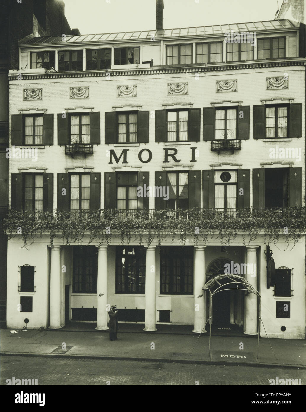 Mori's Restaurant; Berenice Abbott, Americana, 1898 - 1991, 21 de noviembre de 1935; Gelatina de plata imprimir; 24,6 x 19,4 cm. Foto de stock