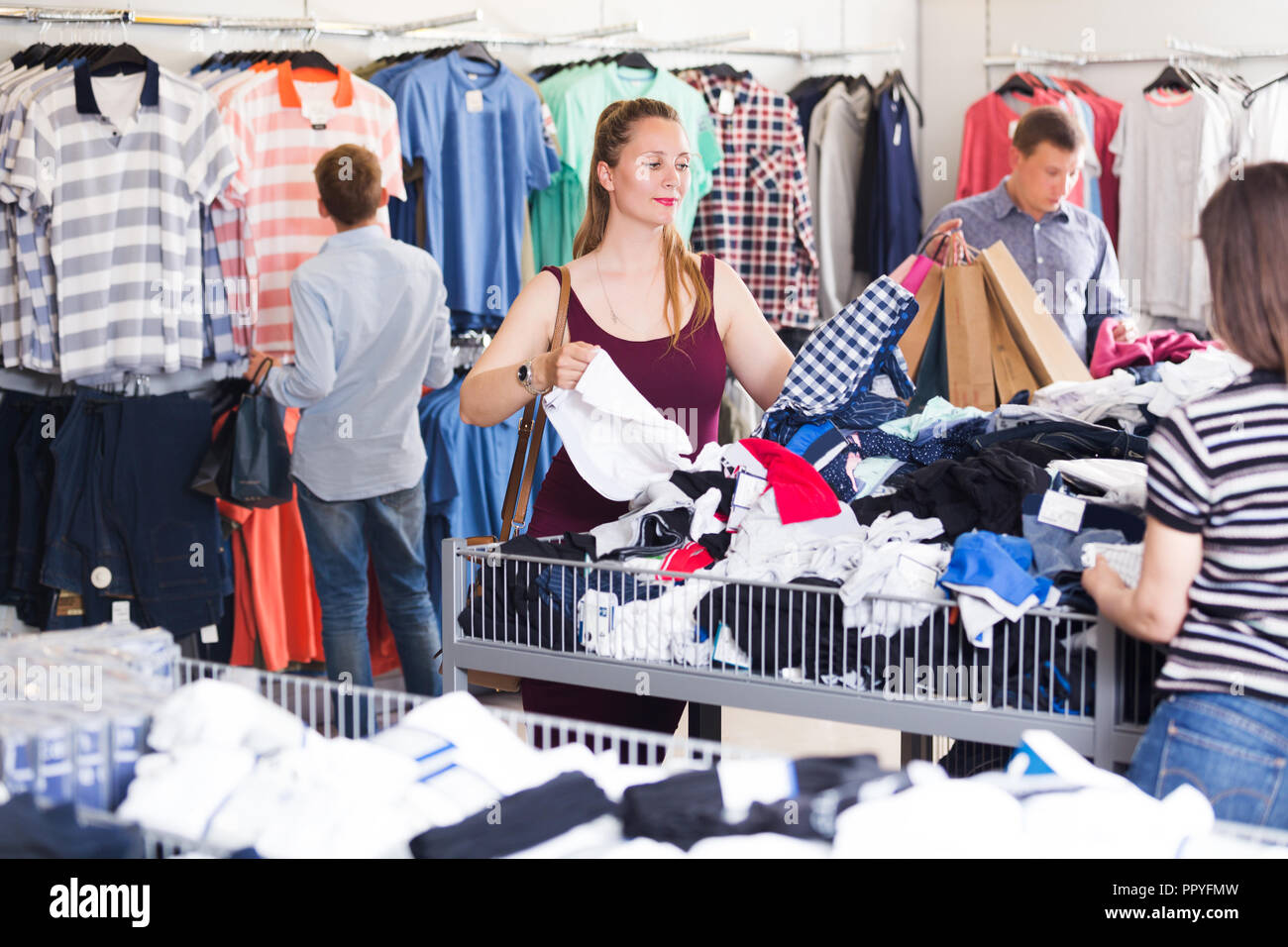 Gente comprando ropa fotografías e imágenes de alta resolución - Alamy