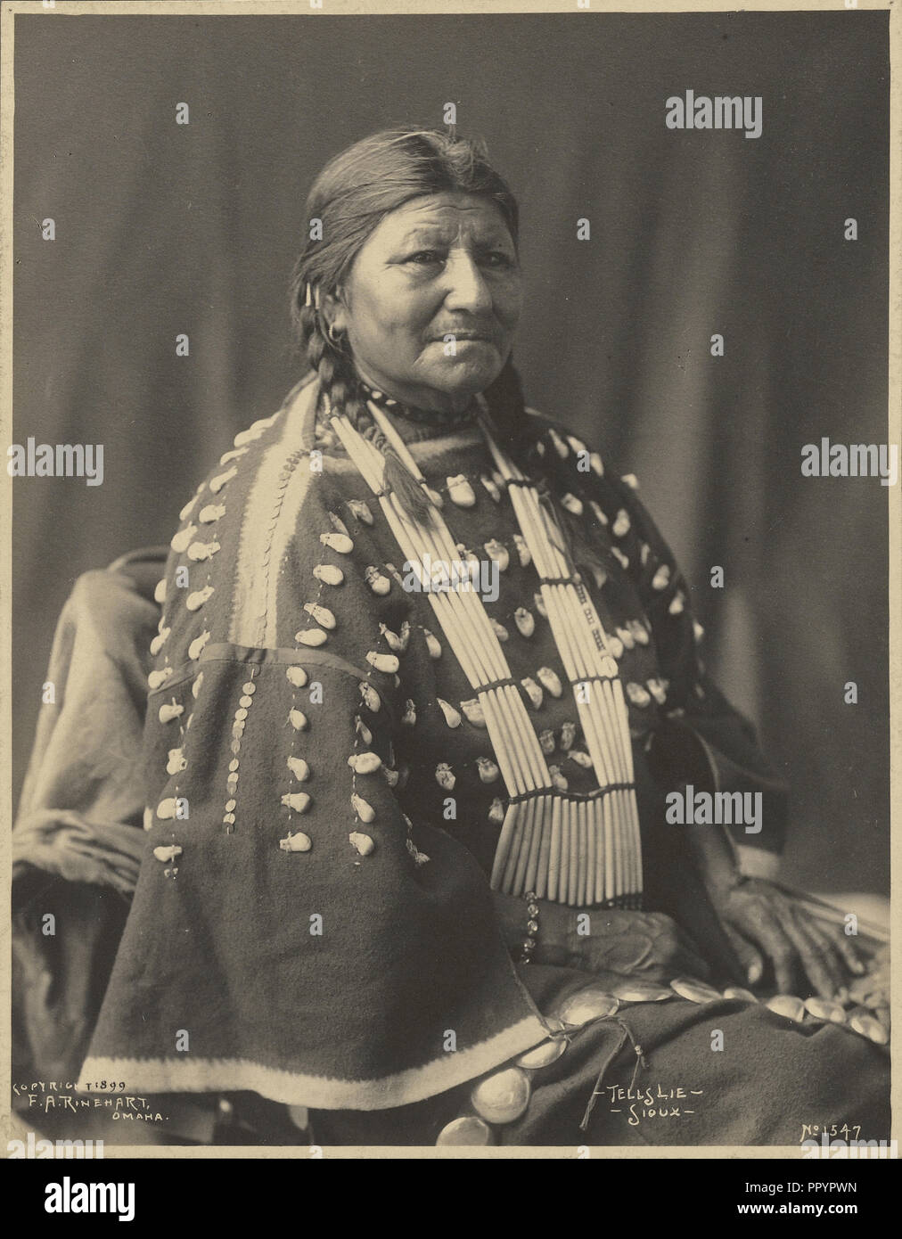 Indica mentira, Sioux; Adolph F. Muhr, American, murió el año 1913, Frank A. Rinehart, Americana, 1861, 1928, 1899; Platinum print Foto de stock