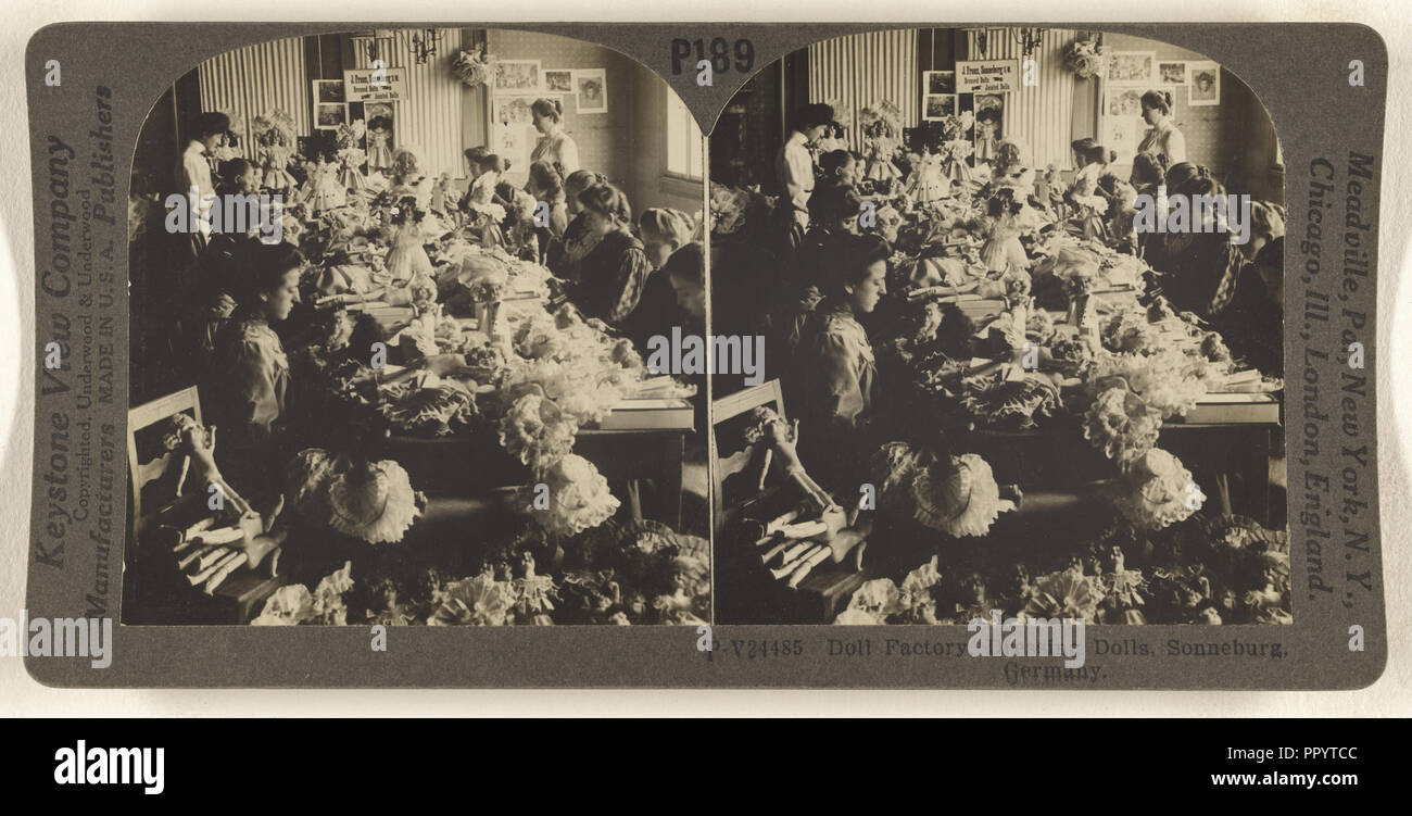 Fábrica de muñecas, vestir Muñecas, Sonneburg, Alemania, 1881 - 1940, alrededor de 1920; Gelatina de plata Fotografía de stock - Alamy