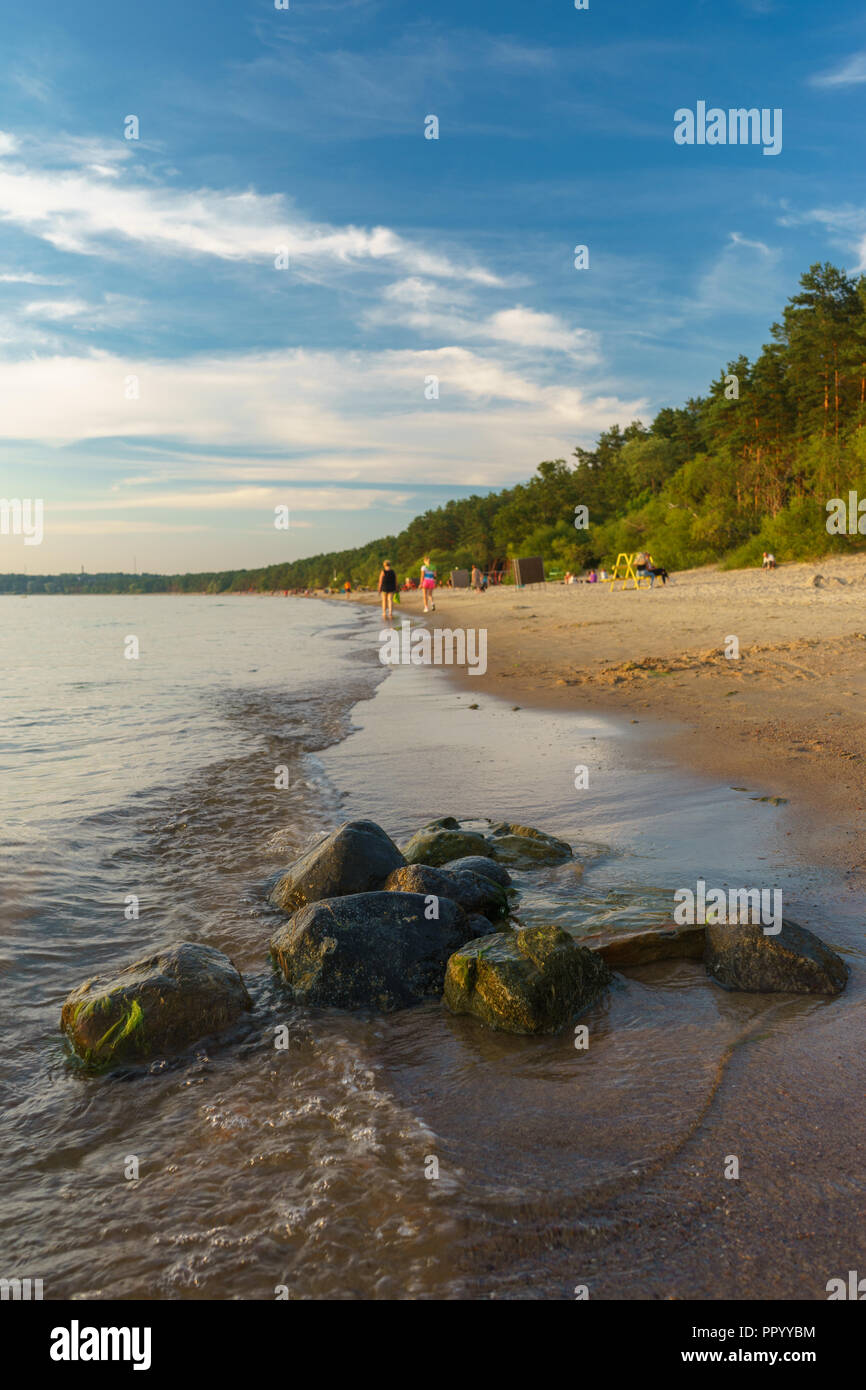 La gente relajándose en una playa preciosa, vista vertical Foto de stock