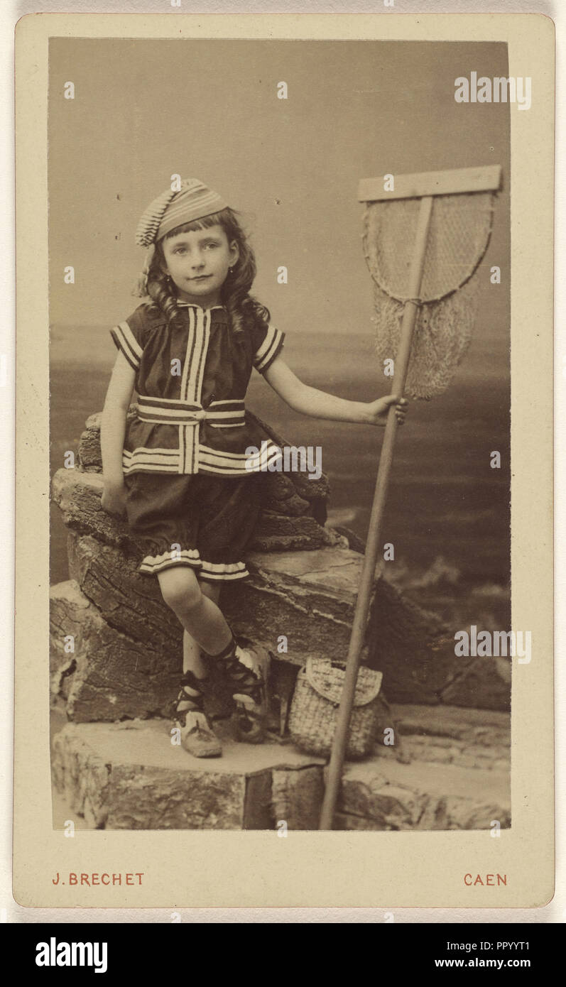 Niña sentada sobre una roca, sosteniendo una cesta de red de pesca; Jules Brechet, Francés, activo Caen, Francia 1860, 1870 - 1875 Foto de stock