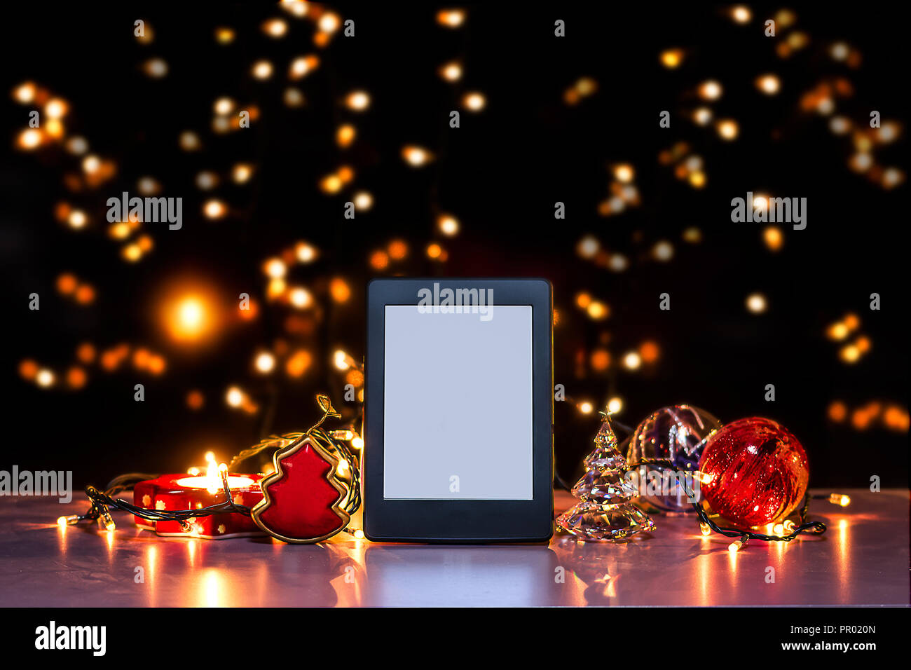 E reader en superficie plana, tema de Navidad Foto de stock