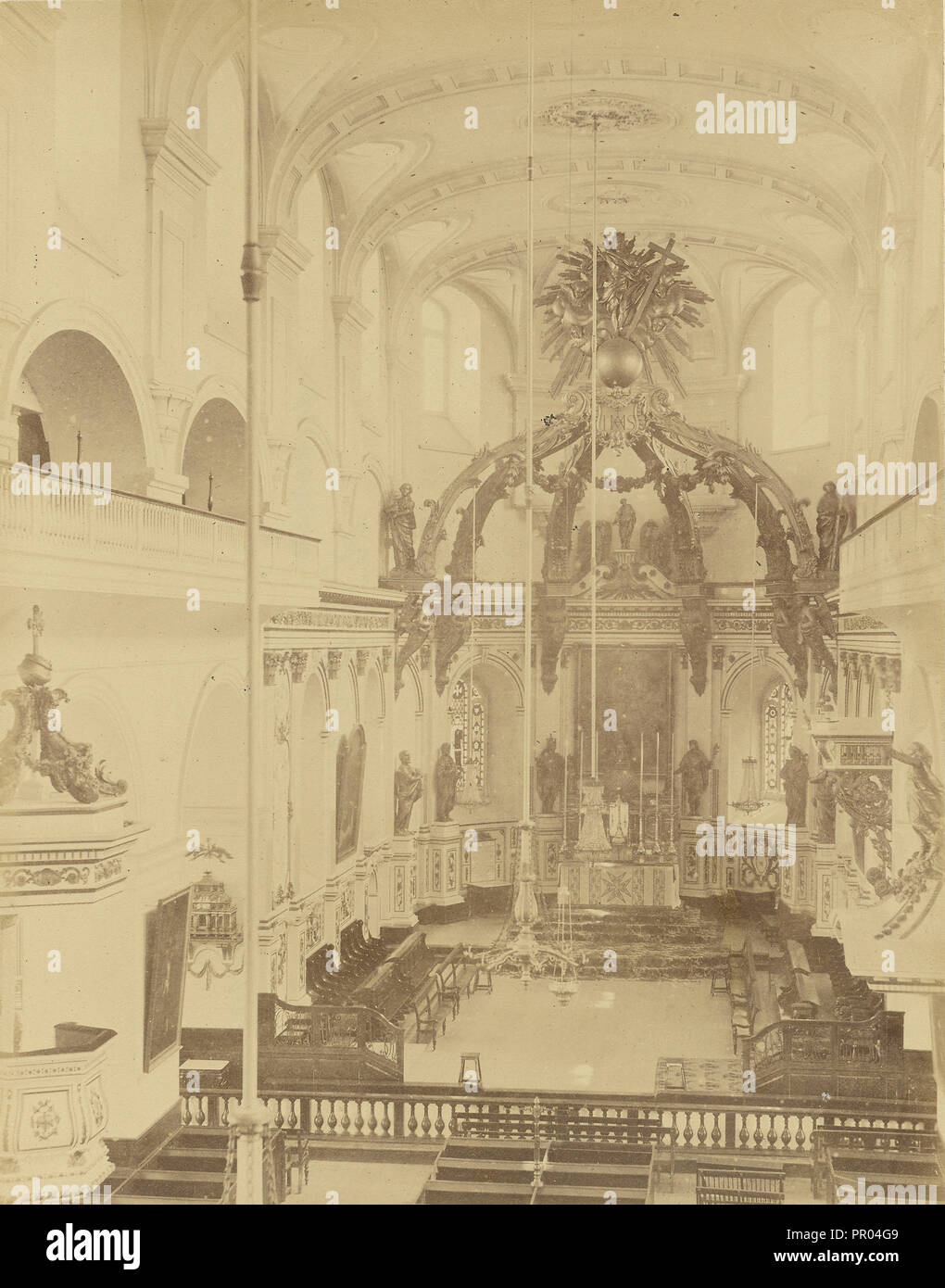 Quebec, interior de la Catedral; 1860 - 1880; Albúmina imprimir plata Foto de stock