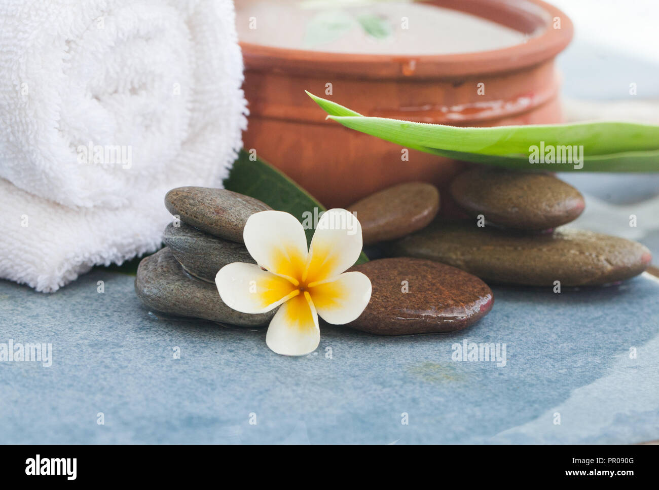 Spa tropical con set de piedras para masajes relax Fotografía de stock -  Alamy