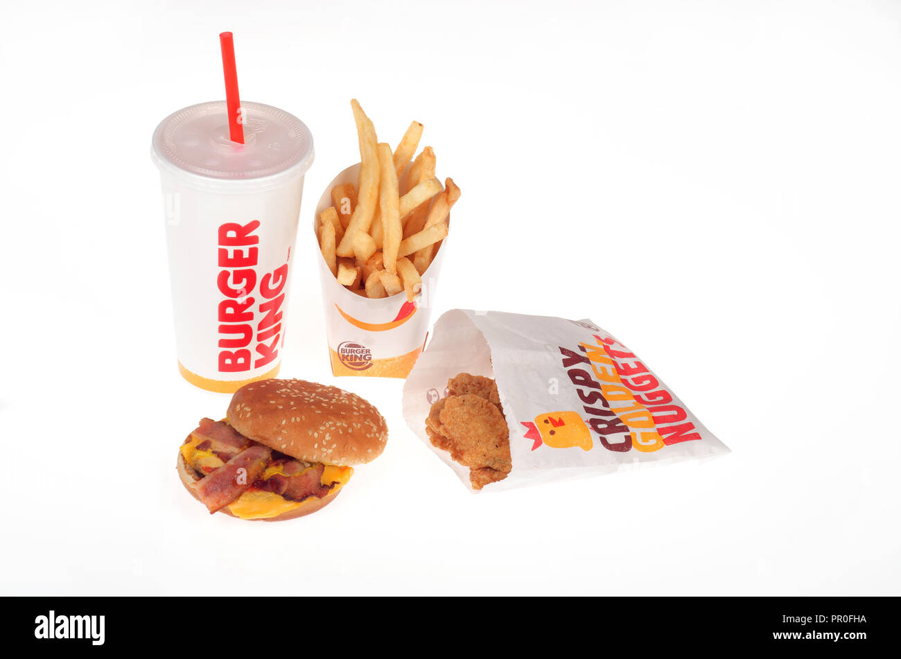 Burger King comida con un trozo de tocino hamburguesa con queso, papas fritas, nuggets de pollo y Soda pop Foto de stock