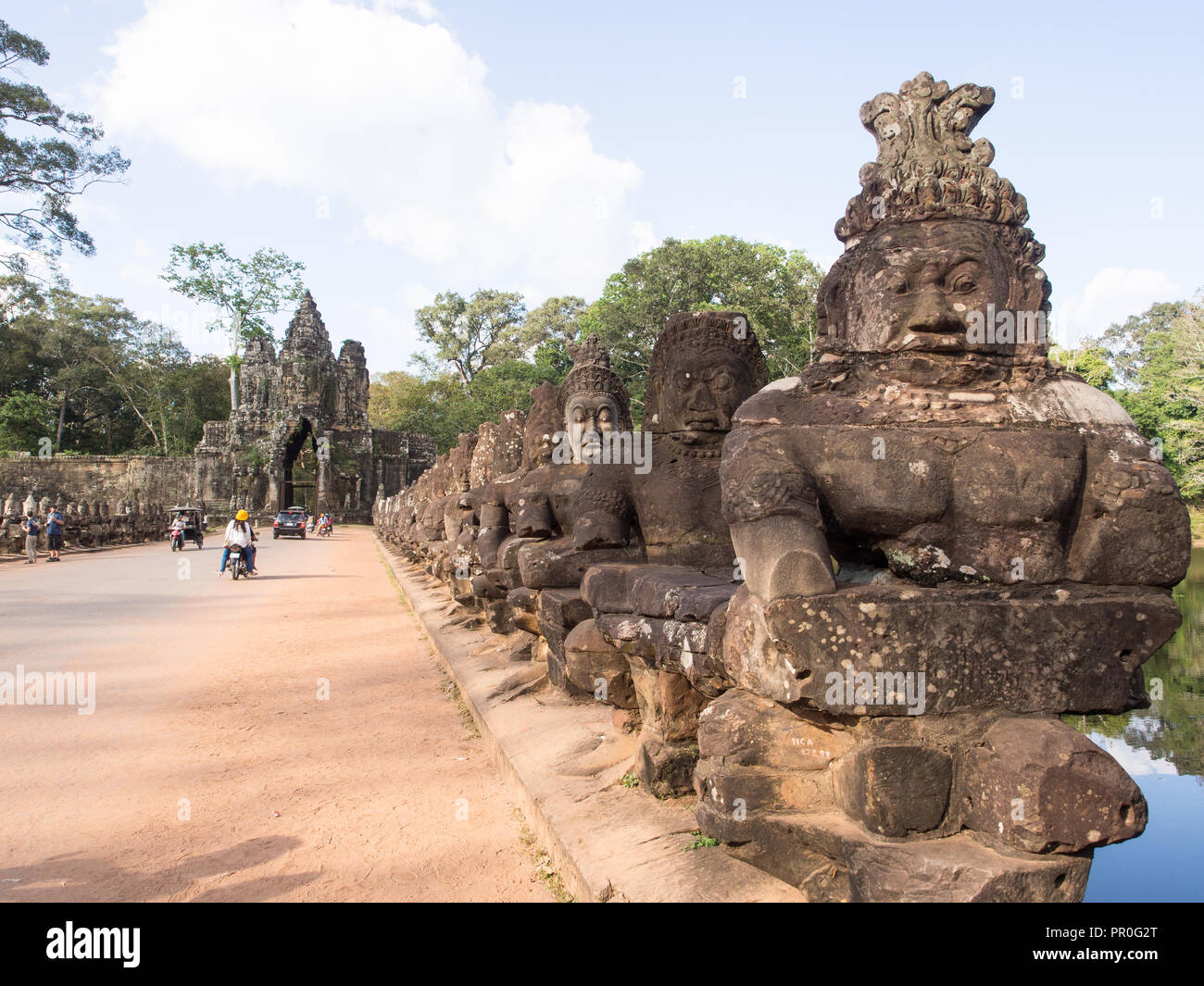 Puente sobre el foso de Angkor Thom, Angkor Wat complex, Sitio del Patrimonio Mundial de la UNESCO, cerca de Siem Reap, Camboya, en Indochina, en el sudeste de Asia, Asia Foto de stock