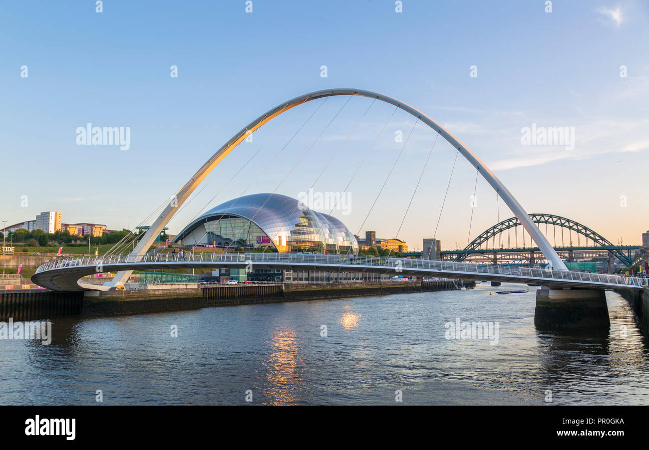 El Puente del Milenio, Tyne Bridge y Sage Gateshead Arts Centre, Newcastle-upon-Tyne, Tyne y desgaste, Inglaterra, Reino Unido, Europa Foto de stock