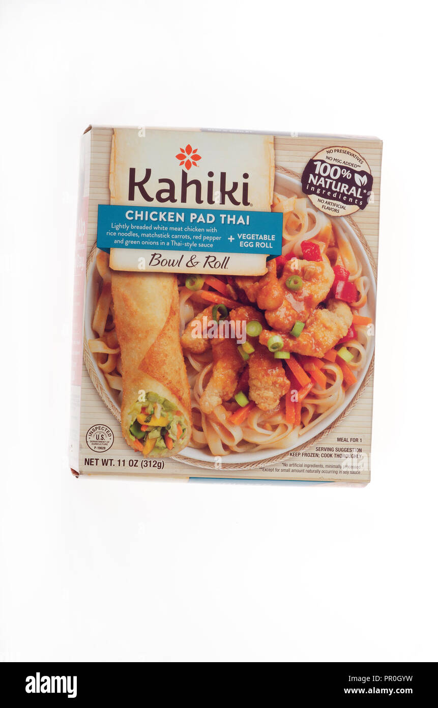 Caja de comida congelada de pollo marca Kahiki pad thai con un rollo de  huevo vegetal sobre blanco Fotografía de stock - Alamy