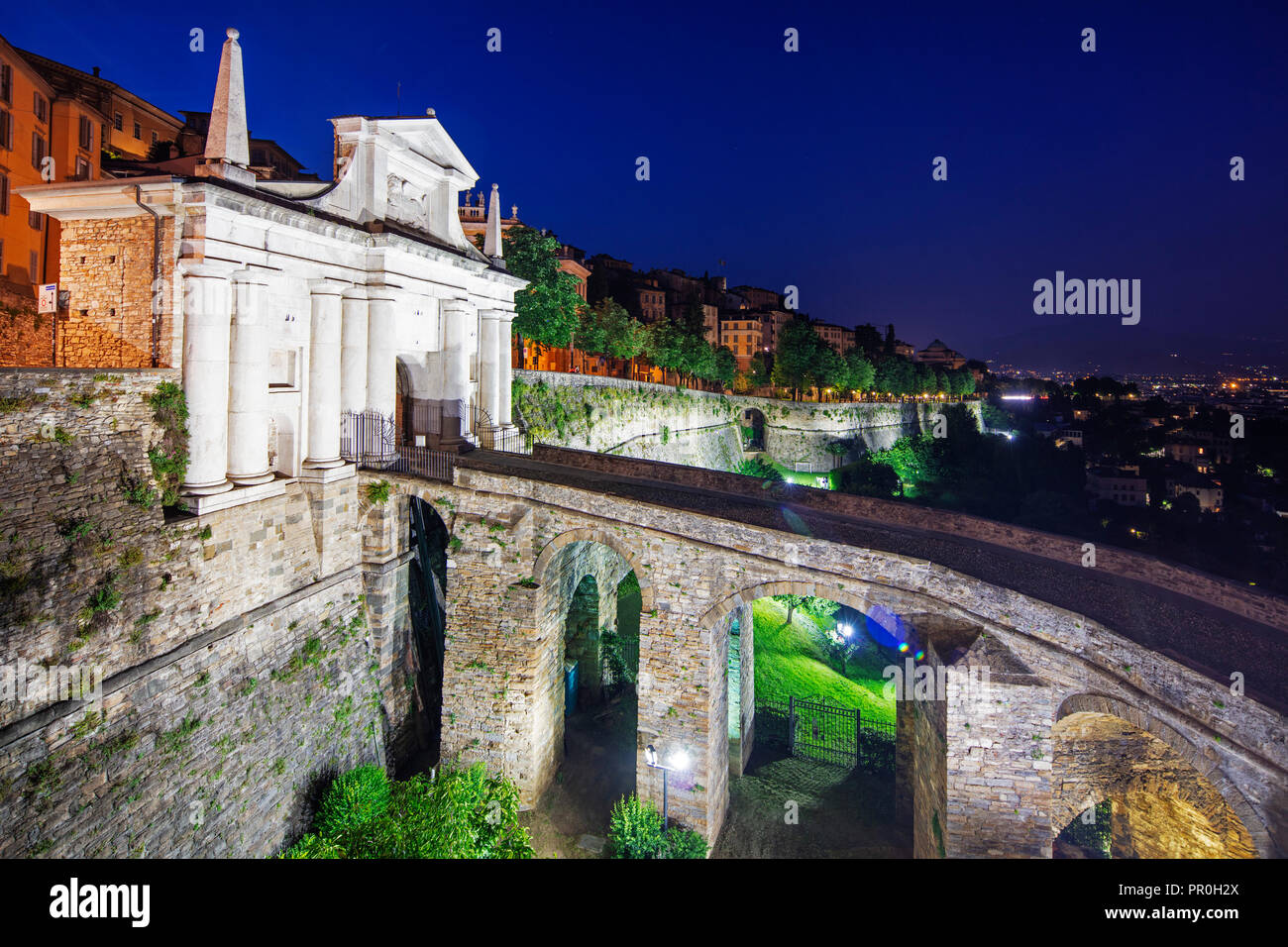 Porta San Giacomo, parte superior de la ciudad (città alta), Bermago, Lombardía, Italia, Europa Foto de stock