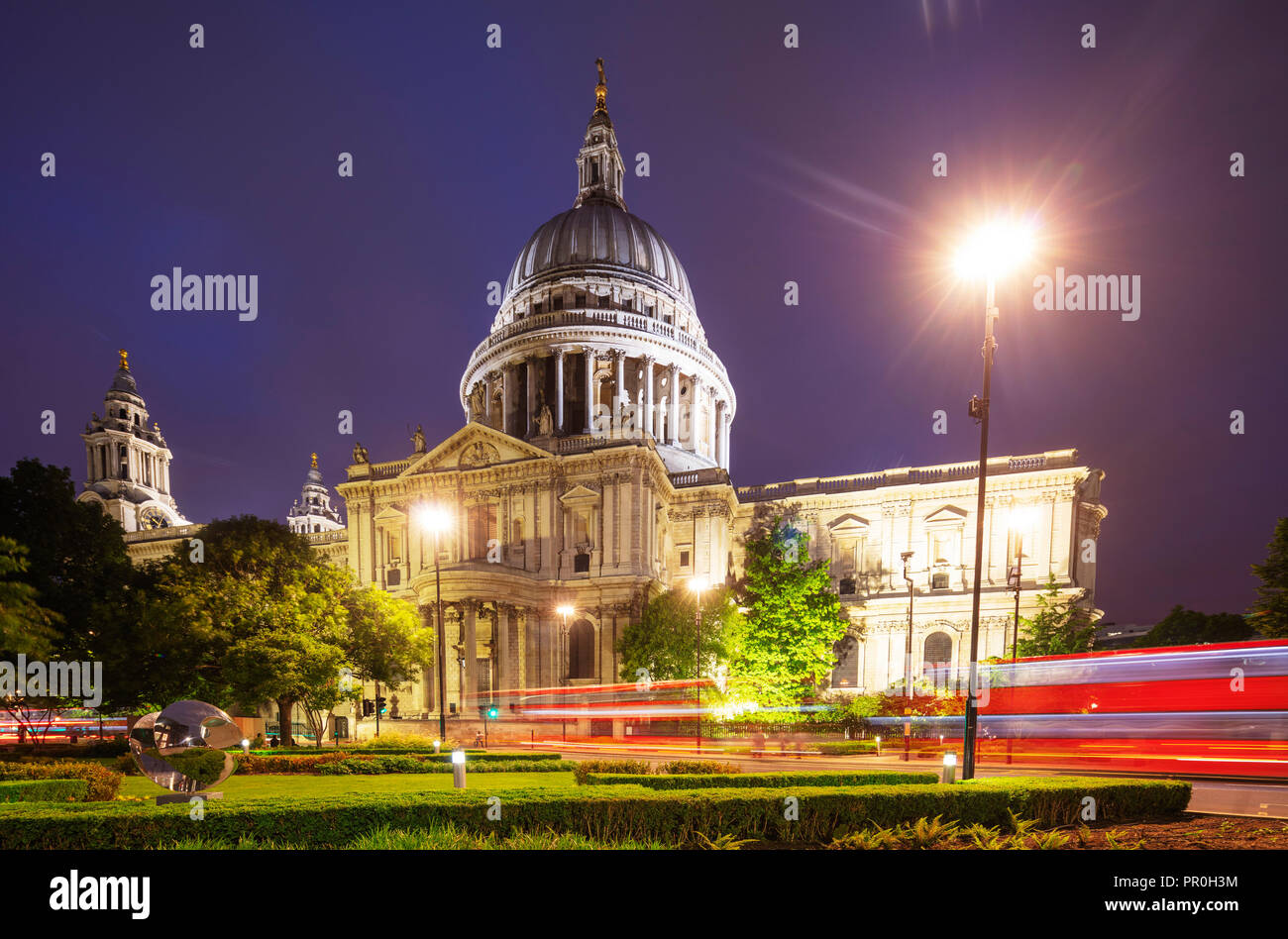La Catedral de San Pablo y un autobús de Londres, Londres, Inglaterra, Reino Unido, Europa Foto de stock