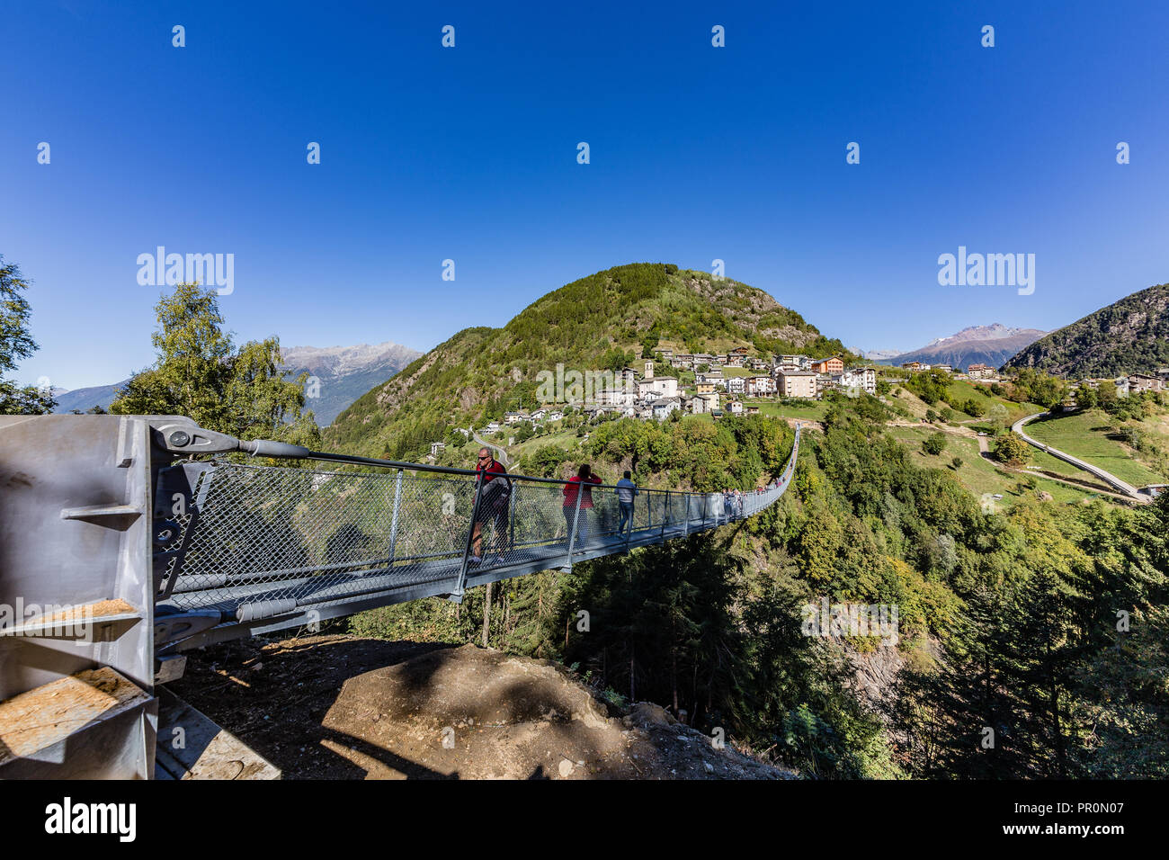 Puente tibetano "Puente en el cielo", la más alta de Europa. Foto de stock