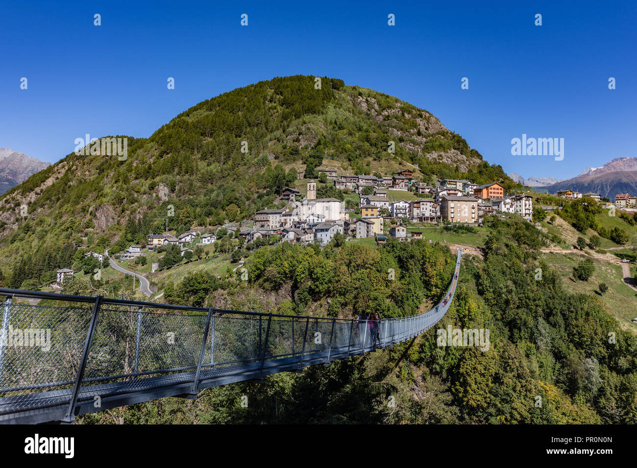 Puente tibetano "Puente en el cielo", la más alta de Europa. Foto de stock