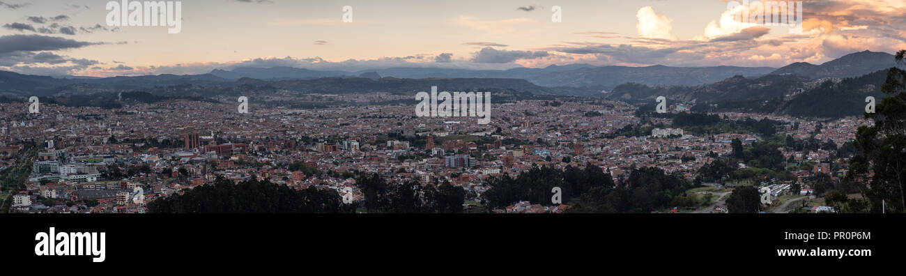 Vista panorámica de Cuenca desde el Mirador de Turi - ECUADOR - Durante la puesta de sol Foto de stock