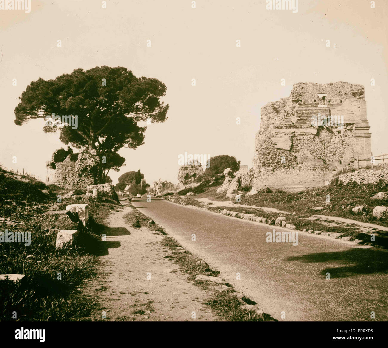 Roma. Appian Way aparecieron en Roma, moderna autopista. 1950, Italia, Roma Foto de stock