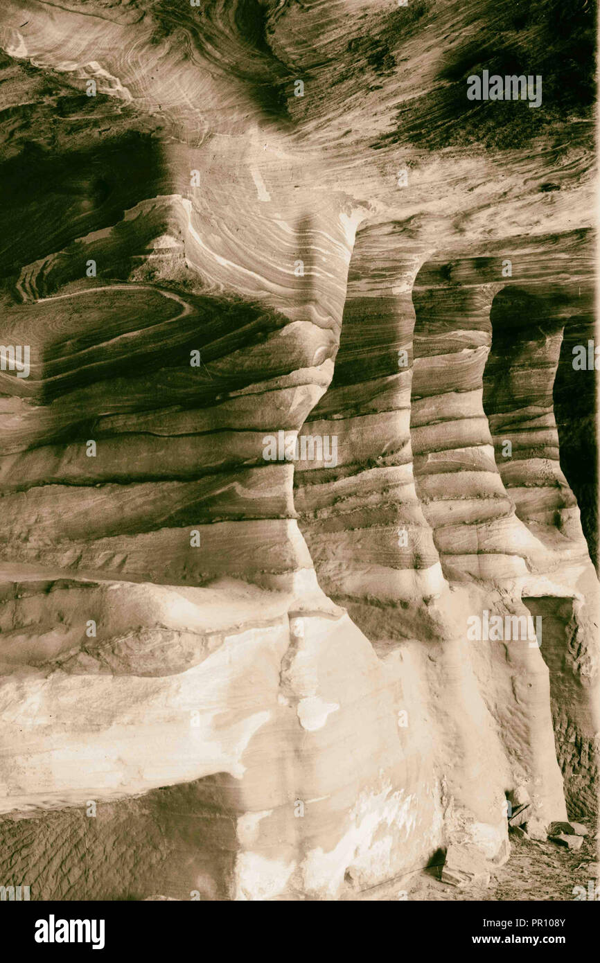 Petra en Transjordania. Detalles de bonito veteado de piedra arenisca. 1900, Jordania, Petra, extinto ciudad Foto de stock